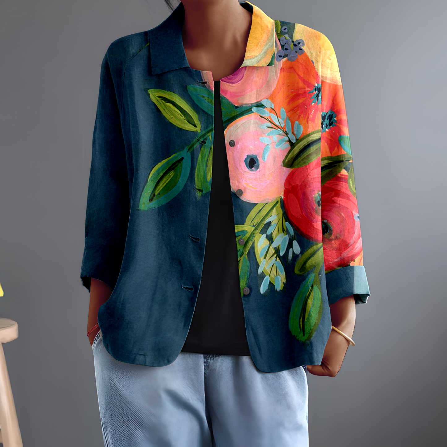 Wygodna i swobodna, ciemnozielona koszula zapinana na guziki z dużym wzorem kwiatowym