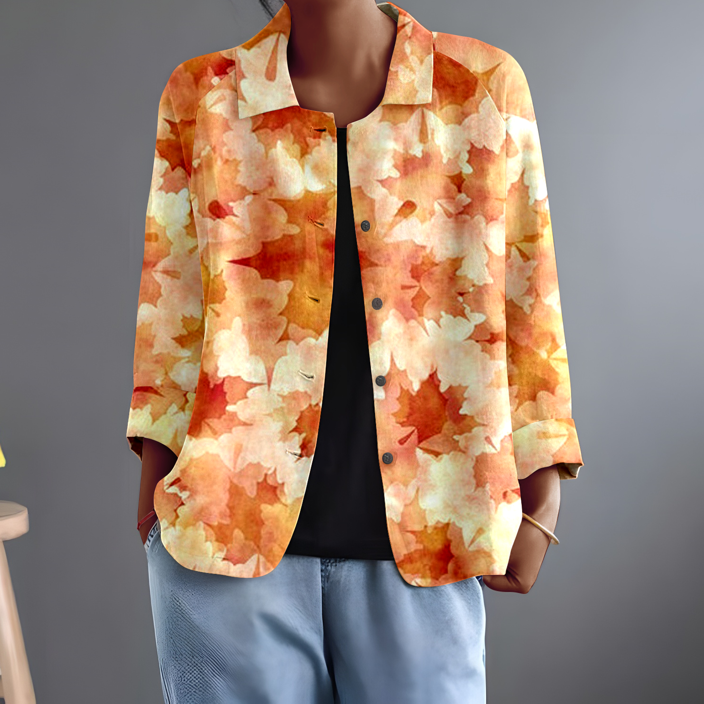 Wygodna i swobodna koszula z pomarańczowym wzorem liści zapinana na guziki