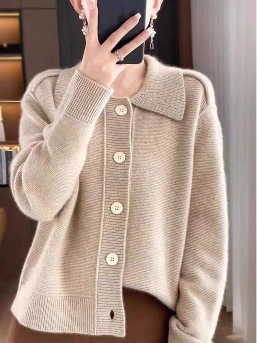 Elegancki i miękki sweter z kaszmiru z klapami i zapięciem na guziki