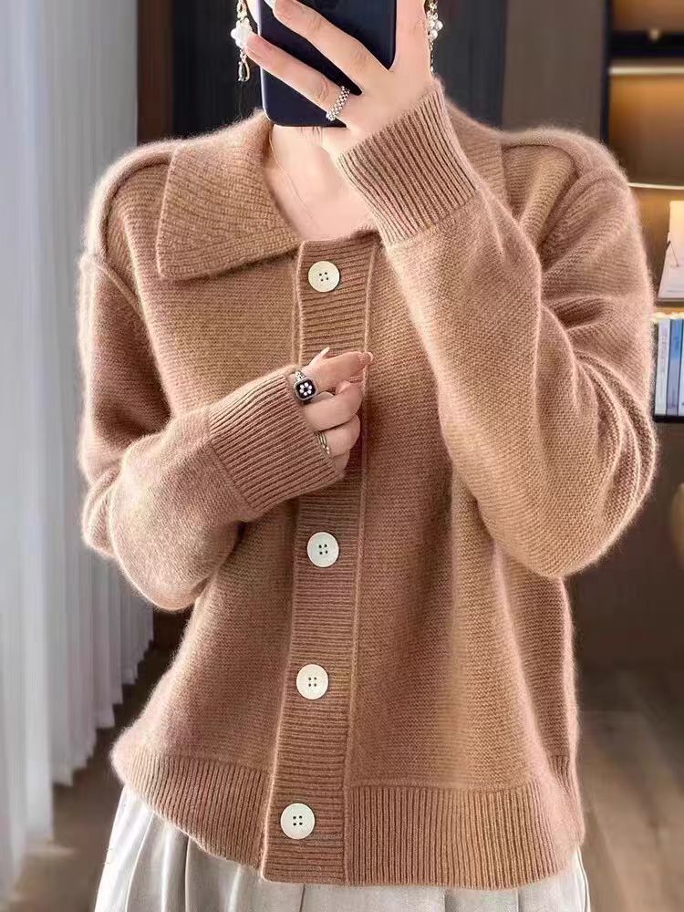 Elegancki i miękki sweter z kaszmiru z klapami i zapięciem na guziki