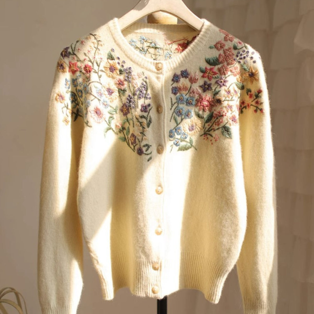 Elegancki i wygodny, beżowy sweter kardigan w stylu retro z haftowanym wzorem kwiatowym