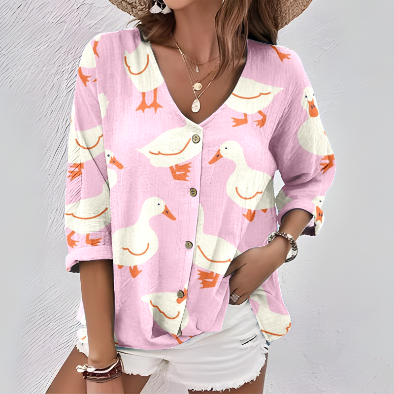 Elegancka i wygodna różowa koszula zapinana na guziki z uroczą grafiką kaczuszki, dekoltem w serek i rękawami 3/4