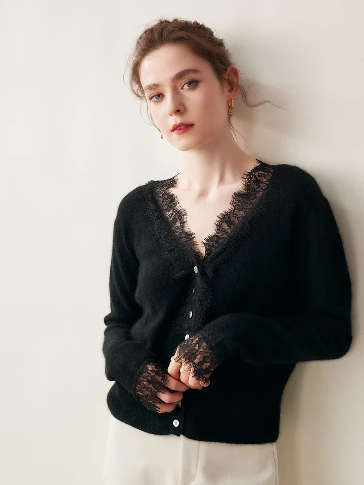 Elegancki i wygodny, inspirowany stylem vintage, jednolity kardigan z dekoltem w serek i koronkową lamówką przy dekolcie