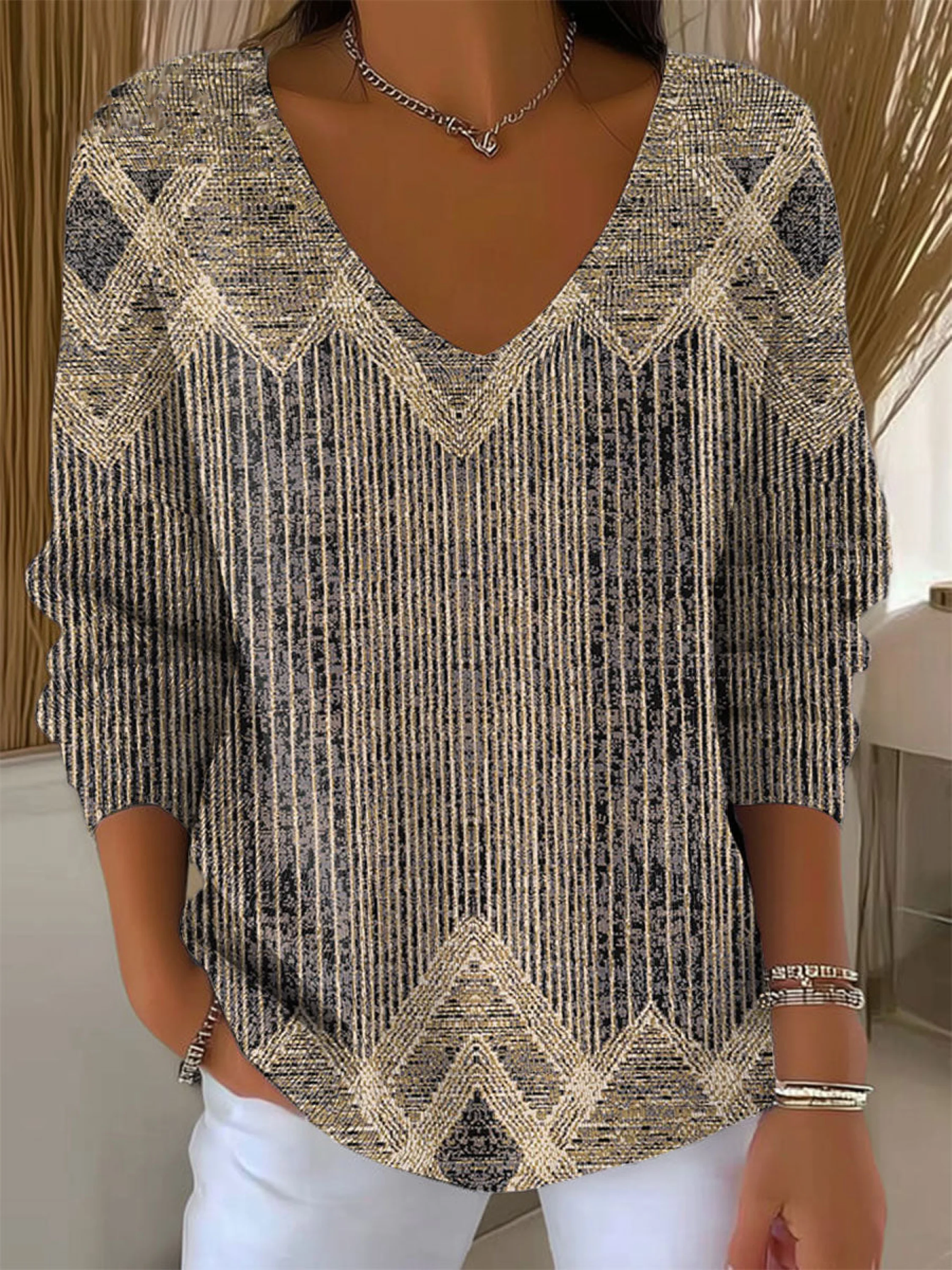 Elegancki i wygodny brązowy sweter z długim rękawem, ozdobiony nieregularnym geometrycznym wzorem i dekoltem w serek.