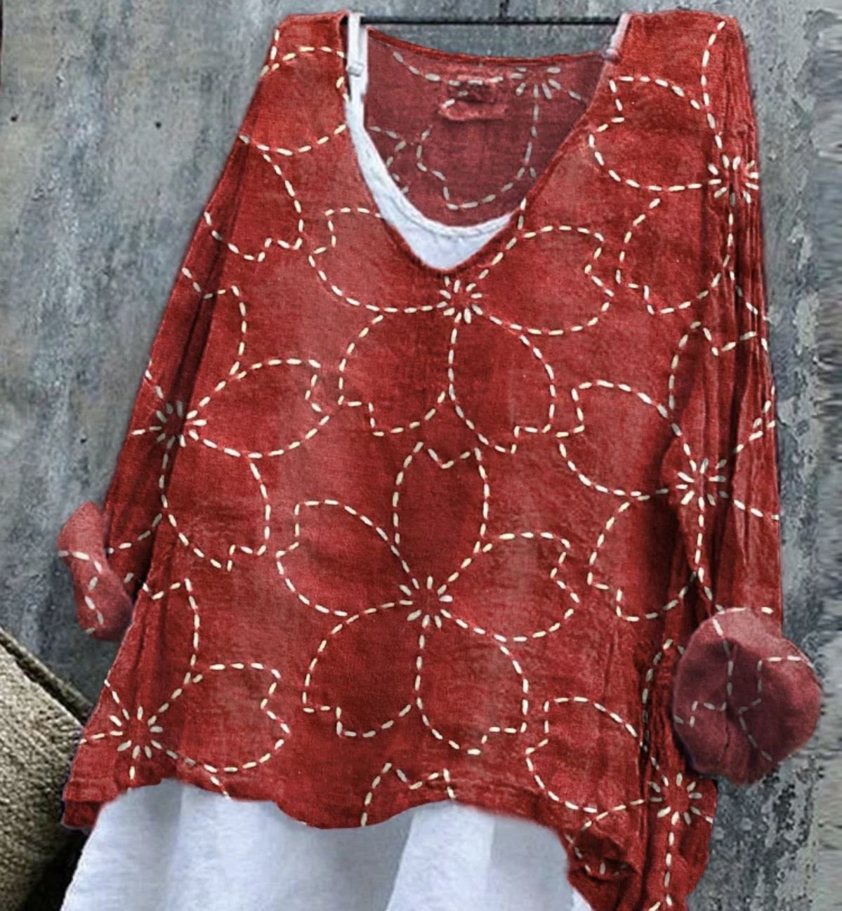 Czerwona koszula damska w stylu vintage z lnu, dekolt w serek, z białym haftowanym wzorem kwiatowym.