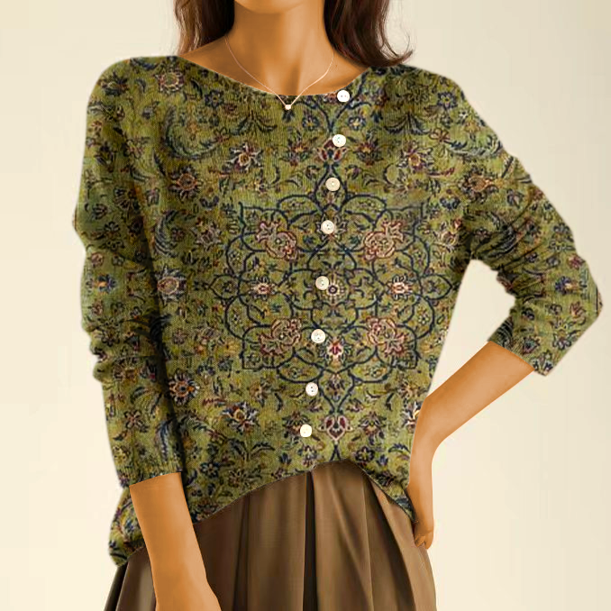Elegancki i wygodny sweter w kolorze zielonej matcha, ozdobiony kwiatowym nadrukiem i nieregularnymi guzikami.