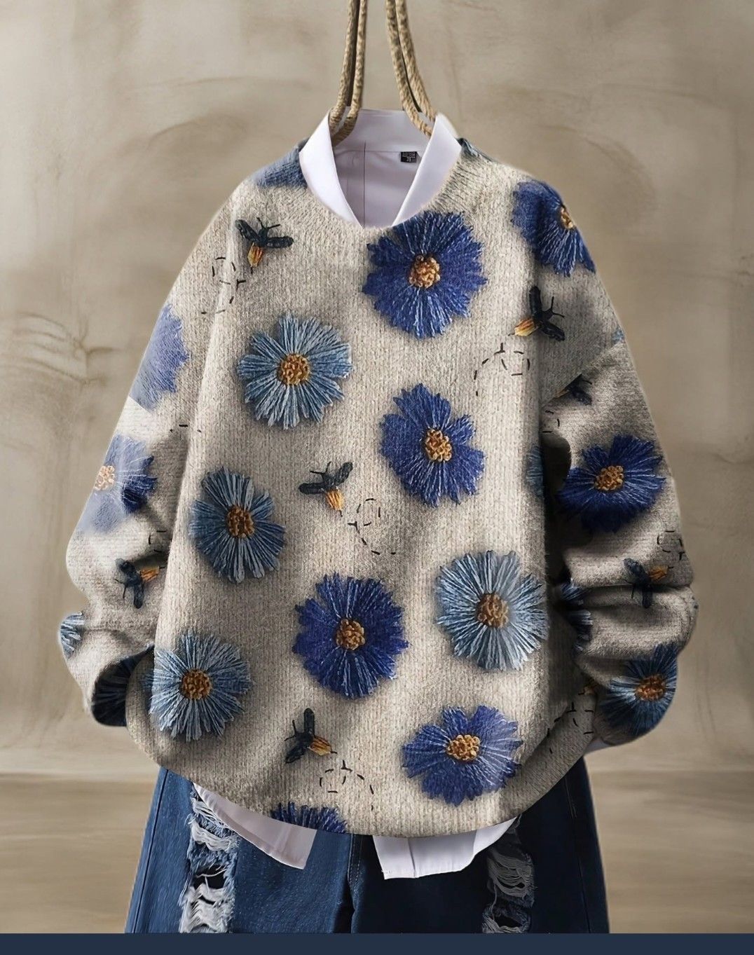 Elegancki i wygodny damski sweter w kolorze jasnoszarym z okrągłym dekoltem, ozdobiony pięknym niebieskim nadrukiem kwiatowym, uniwersalny styl.