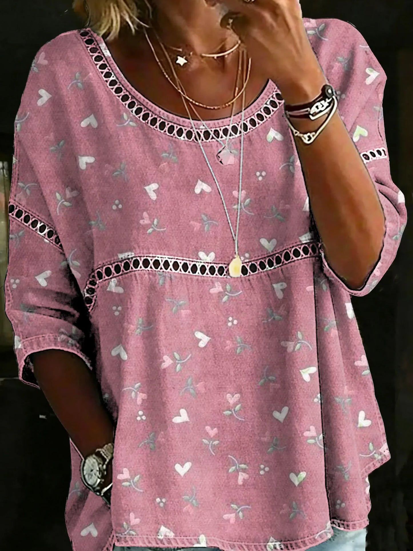 Luźna, wygodna różowa koszula damska z długimi rękawami, okrągłym dekoltem i delikatnym nadrukiem w kształcie serca.