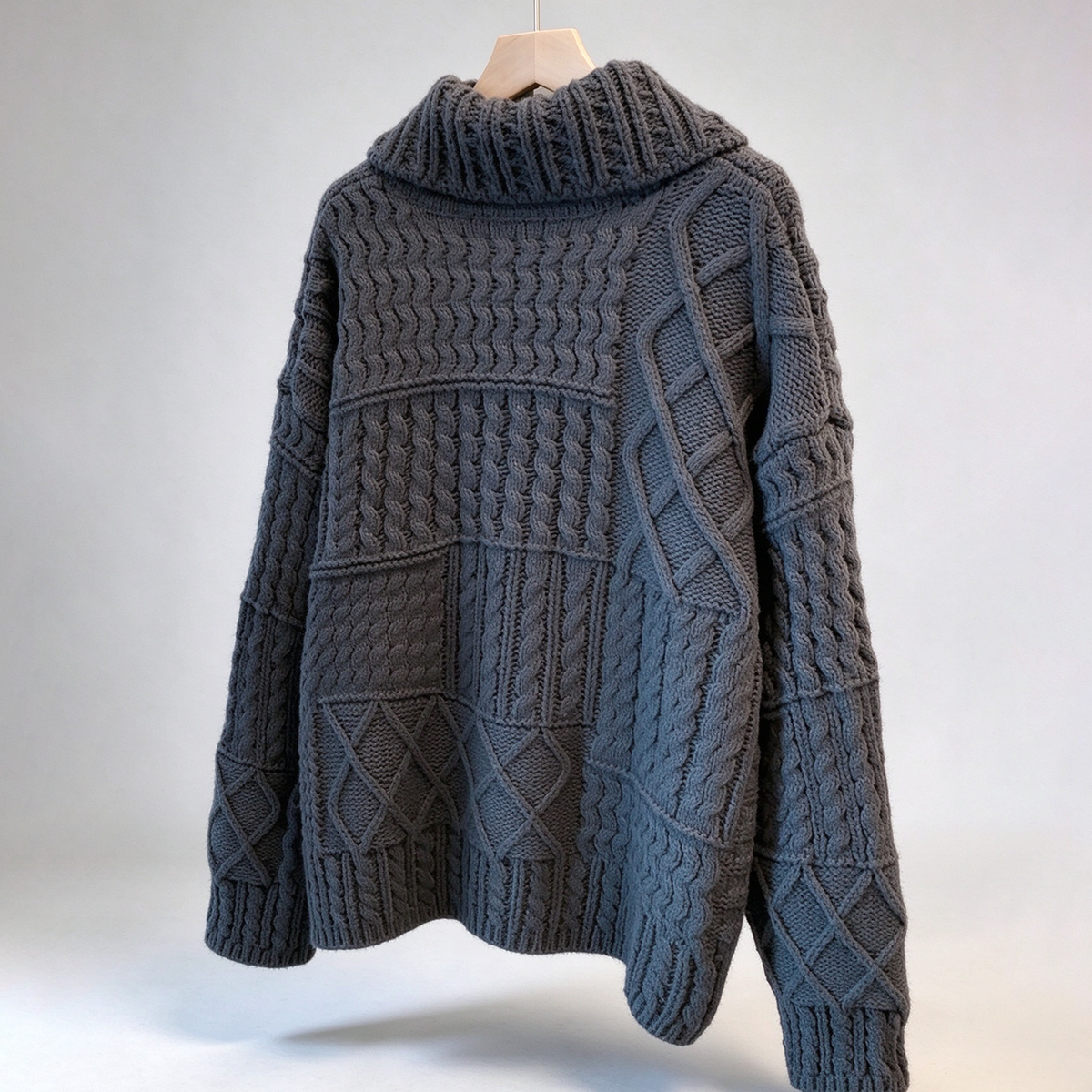 Ten luźny, gruby kardigan o splocie warkoczowym ma luźny kołnierz i miękki, elegancki design.