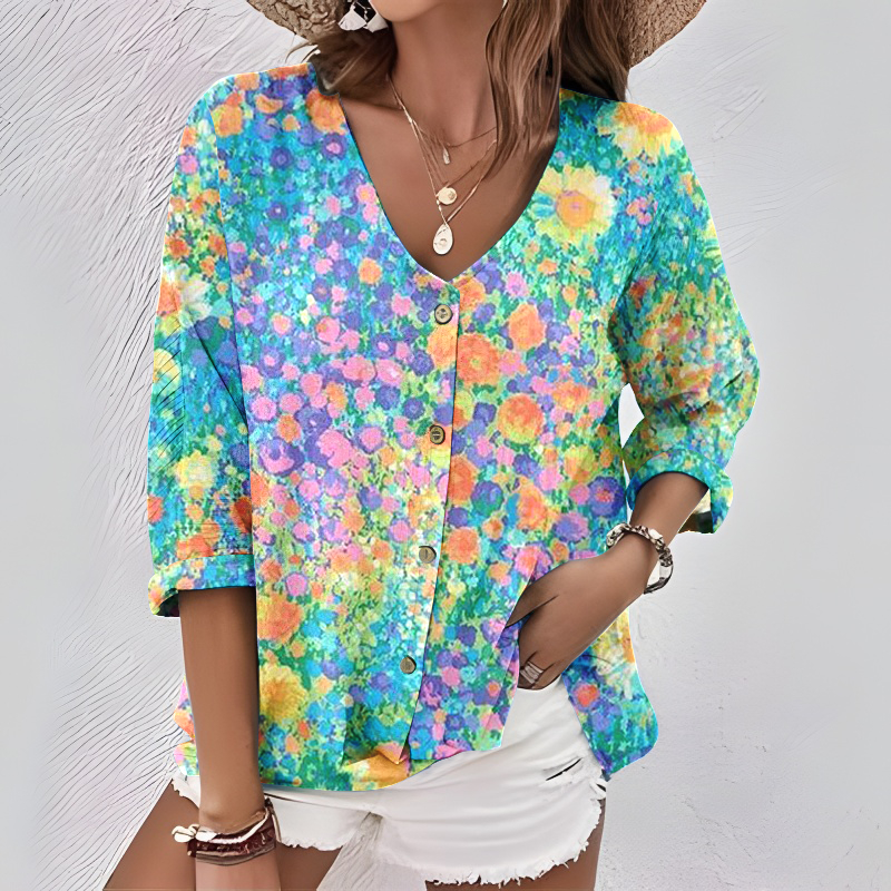 Elegancka i wygodna koszula zdobiona abstrakcyjnymi wzorami malowanymi olejem, z dekoltem w serek, rękawami o długości 3/4 i zapięciem na guziki.