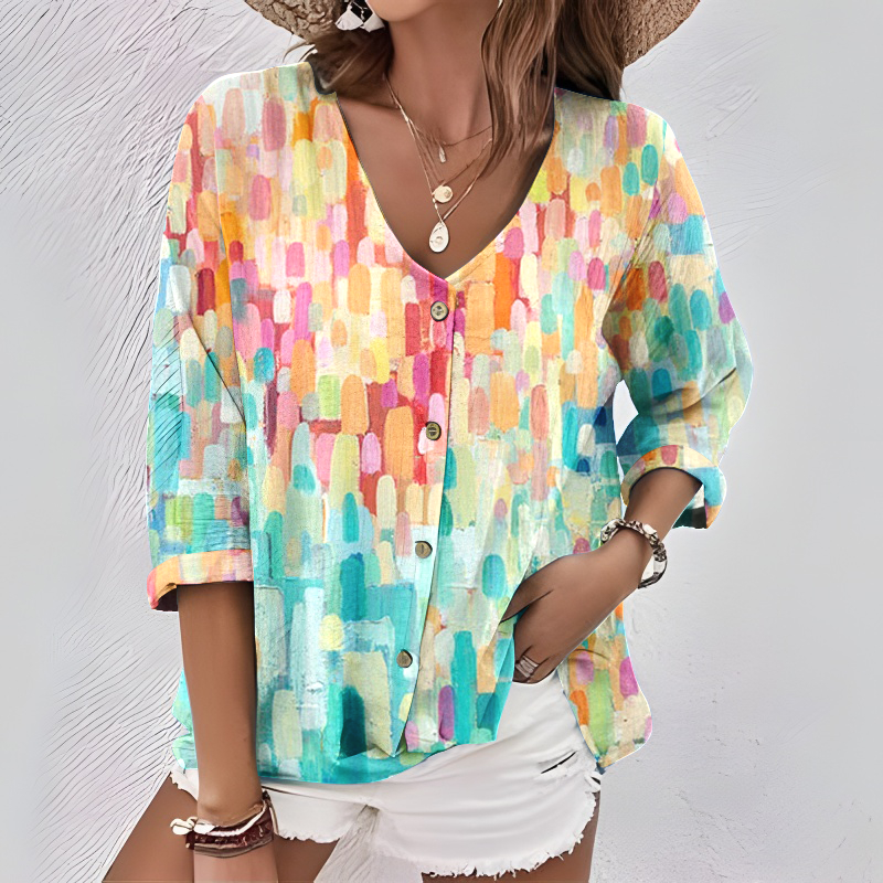 Elegancka i wygodna koszula z kolorowym, kontrastowym wzorem, dekoltem w serek, rękawami o długości 3/4 i zapięciem na guziki.