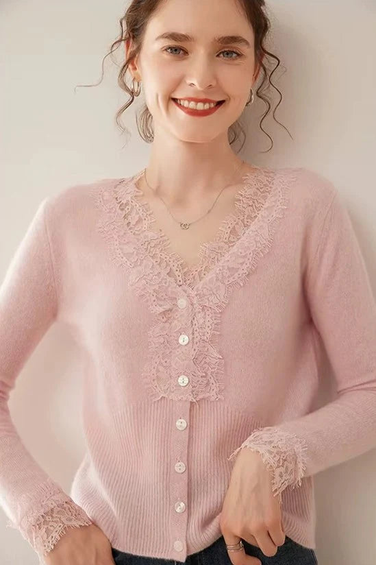 Elegancki i wygodny, inspirowany stylem vintage, jednolity kardigan z dekoltem w serek i koronkową lamówką przy dekolcie