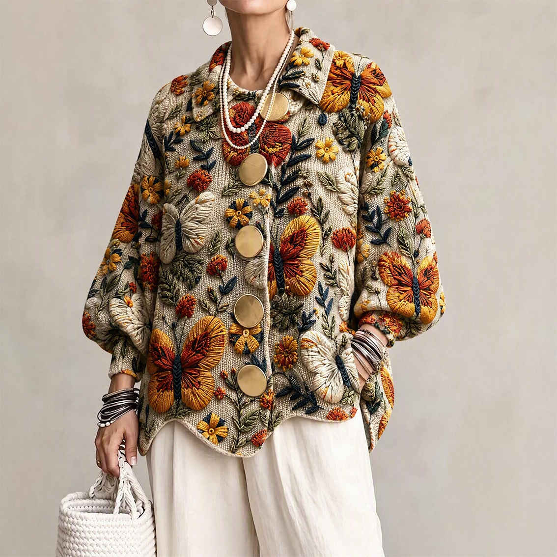 Ten kardigan w stylu retro ma rękawy typu lampion, duże guziki i kwiatowy wzór, dzięki czemu jest wygodny, elegancki i uniwersalny.