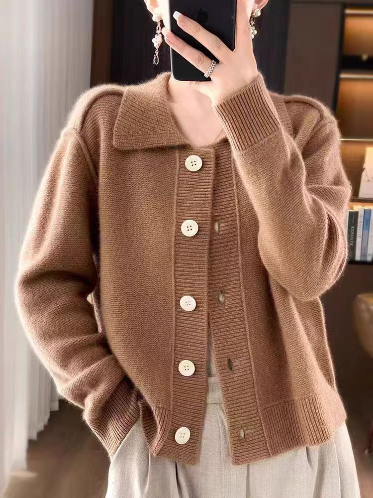Elegancki i miękki sweter z kaszmiru z klapami i zapięciem na guziki