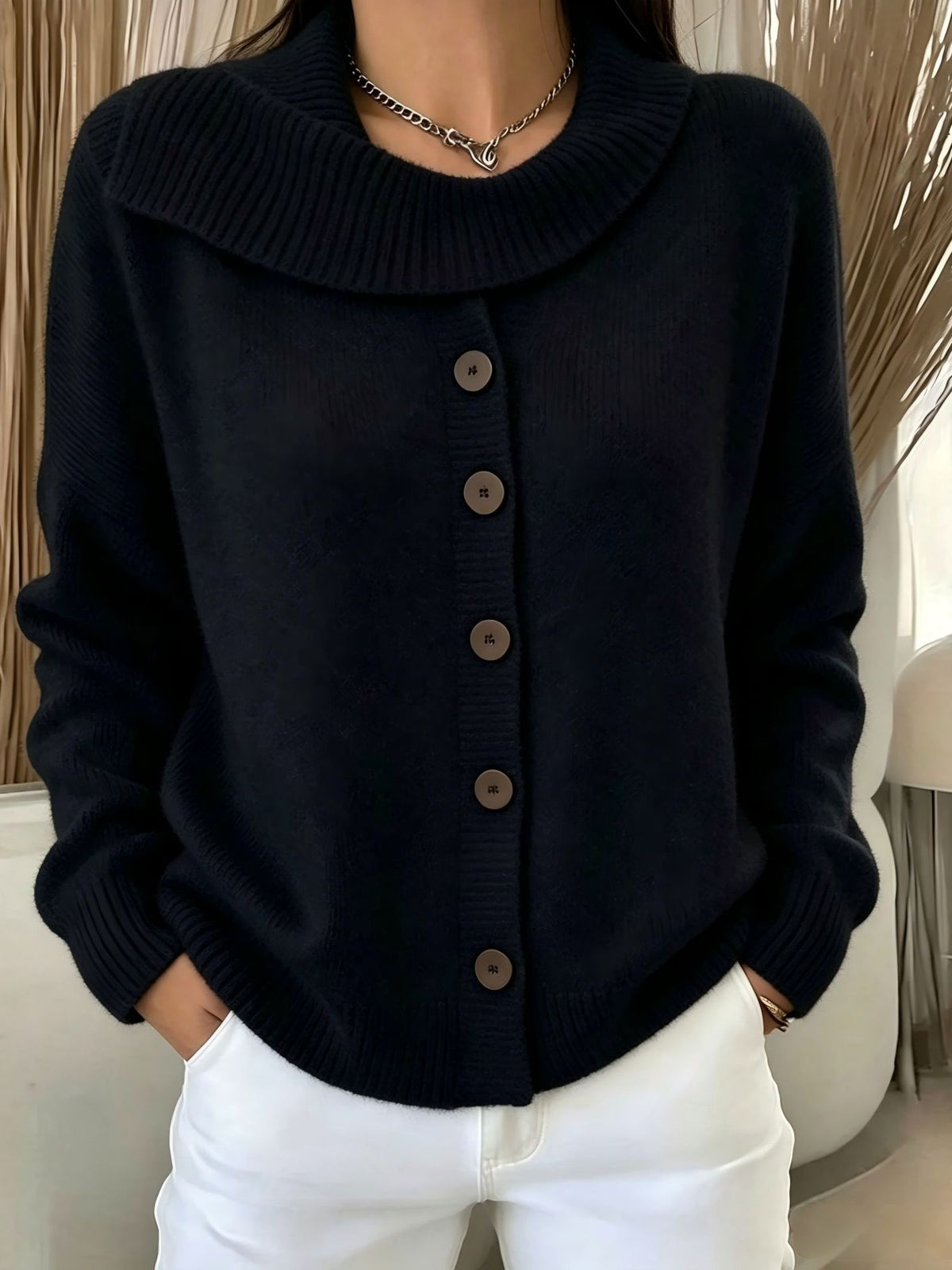 Ten elegancki i wygodny sweter w jednolitym kolorze wyróżnia się nieregularnym wzorem klap, co nadaje mu stylowy wygląd.