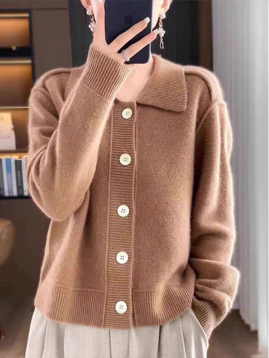 Elegancki i miękki sweter z kaszmiru z klapami i zapięciem na guziki