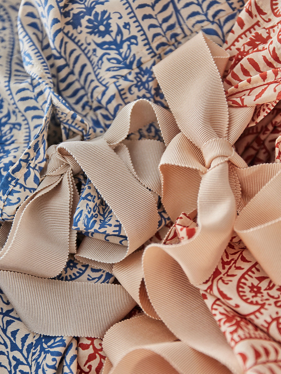 Żywa i słodka koszula z szerokimi rękawami, wzorzystym nadrukiem i kokardą z tyłu