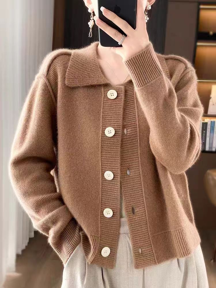 Elegancki i miękki sweter z kaszmiru z klapami i zapięciem na guziki