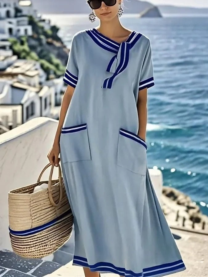 Elegancka i wygodna długa sukienka z niebieskiego materiału w paski z bawełny i lnu z muszką i kieszeniami