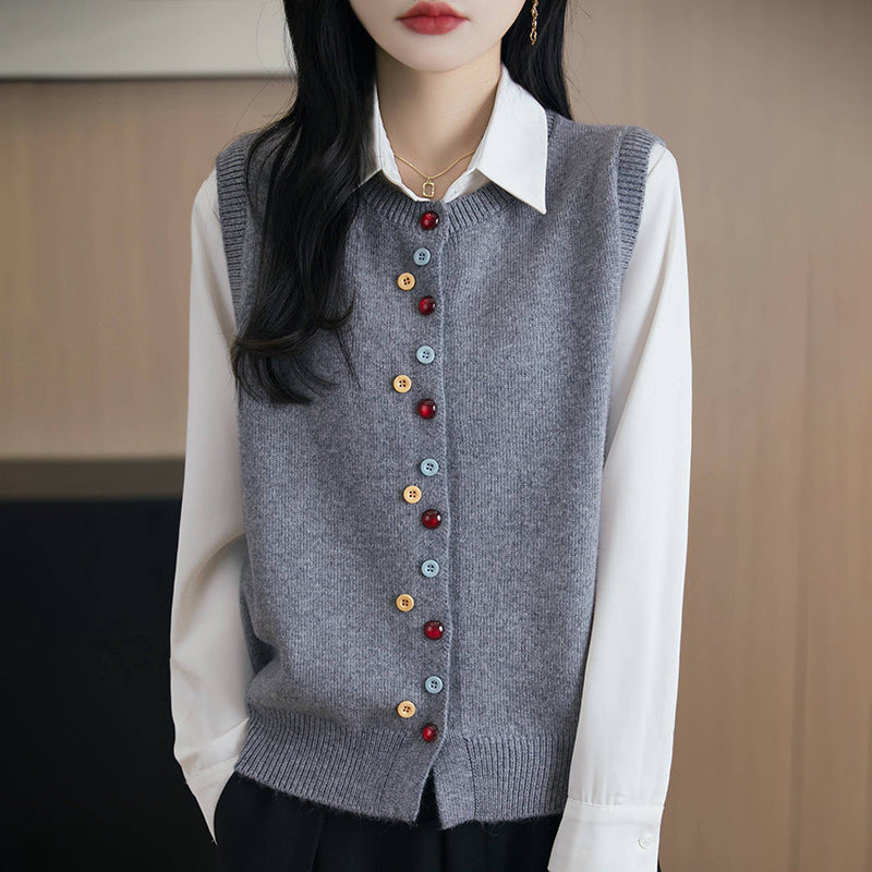 Elegancki i wygodny sweter bez rękawów z wielokolorowymi guzikami