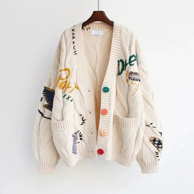 Elegancki i wygodny damski dzianinowy kardigan z monogramem, charakteryzujący się pięknie tkanym wzorem, dostępny w trzech kolorach