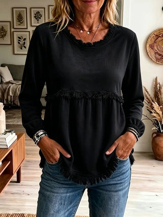 Luźny, swobodny i stylowy damski top ozdobiony frędzlami.