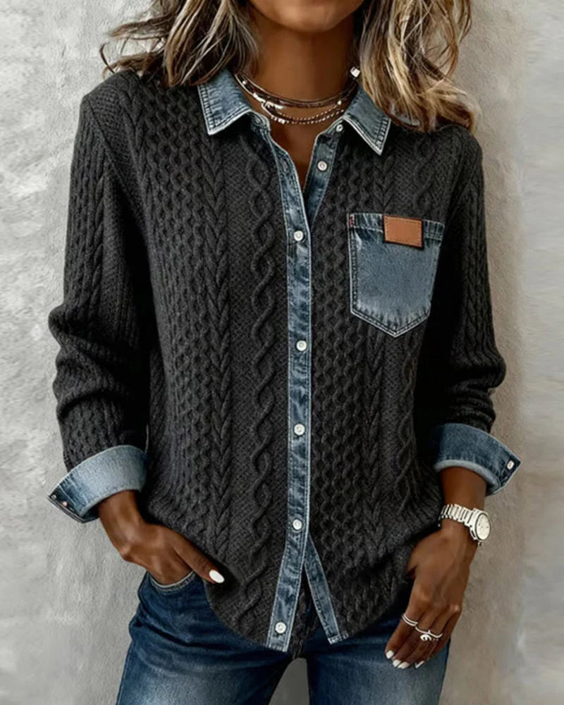 Elegancki i wygodny damski kardigan wykonany z patchworkowej dzianiny denim, ozdobiony tkanym, skręconym wzorem kwiatowym i zapinany na guziki.