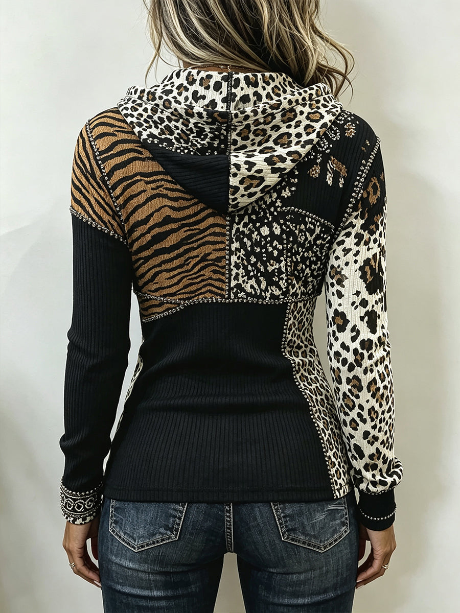 Elegancki i świetnie dopasowany sweter z kaszmiru w stylu vintage ze wzorem i zapięciem na suwak przy dekolcie, który zapewnia wygodę i żywy wygląd.