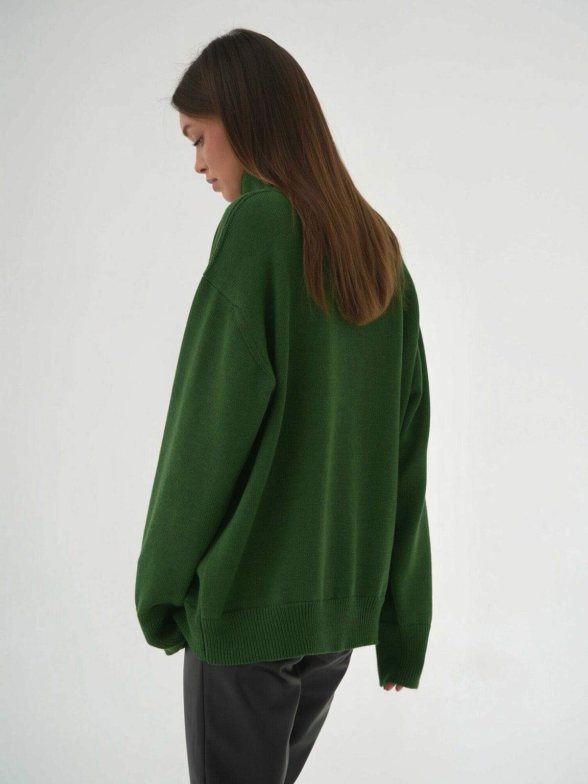 Elegancki i wygodny sweter z wysokim kołnierzem, dostępny w różnych kolorach