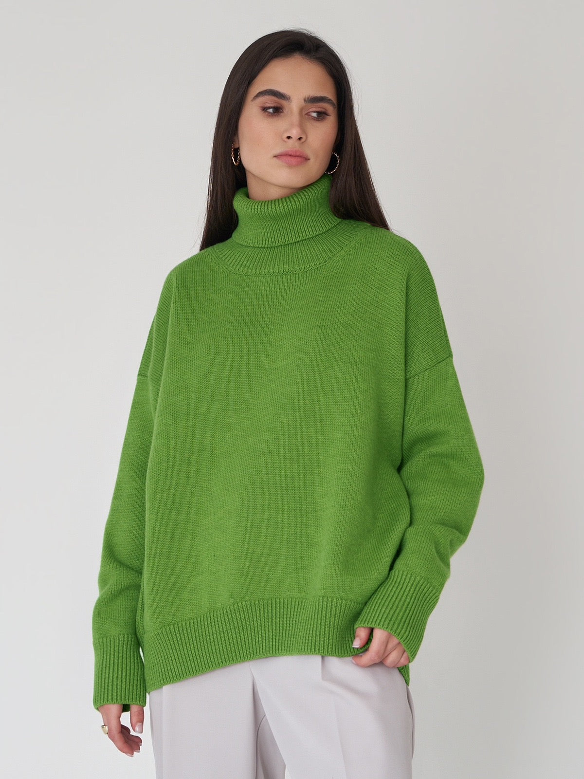 Elegancki i wygodny sweter z wysokim kołnierzem, dostępny w różnych kolorach