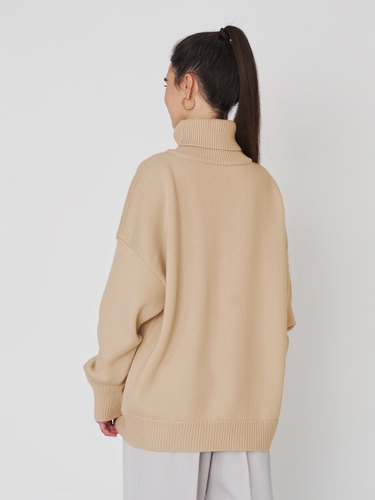 Elegancki i wygodny sweter z wysokim kołnierzem, dostępny w różnych kolorach