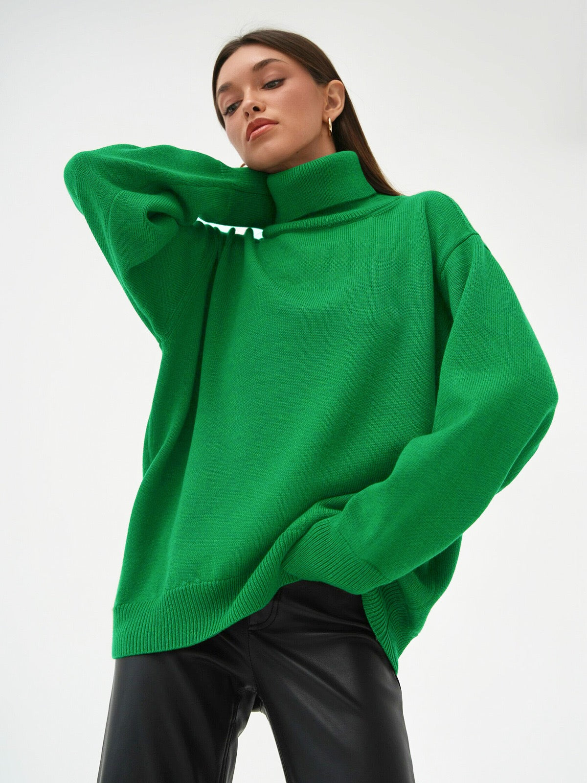 Elegancki i wygodny sweter z wysokim kołnierzem, dostępny w różnych kolorach