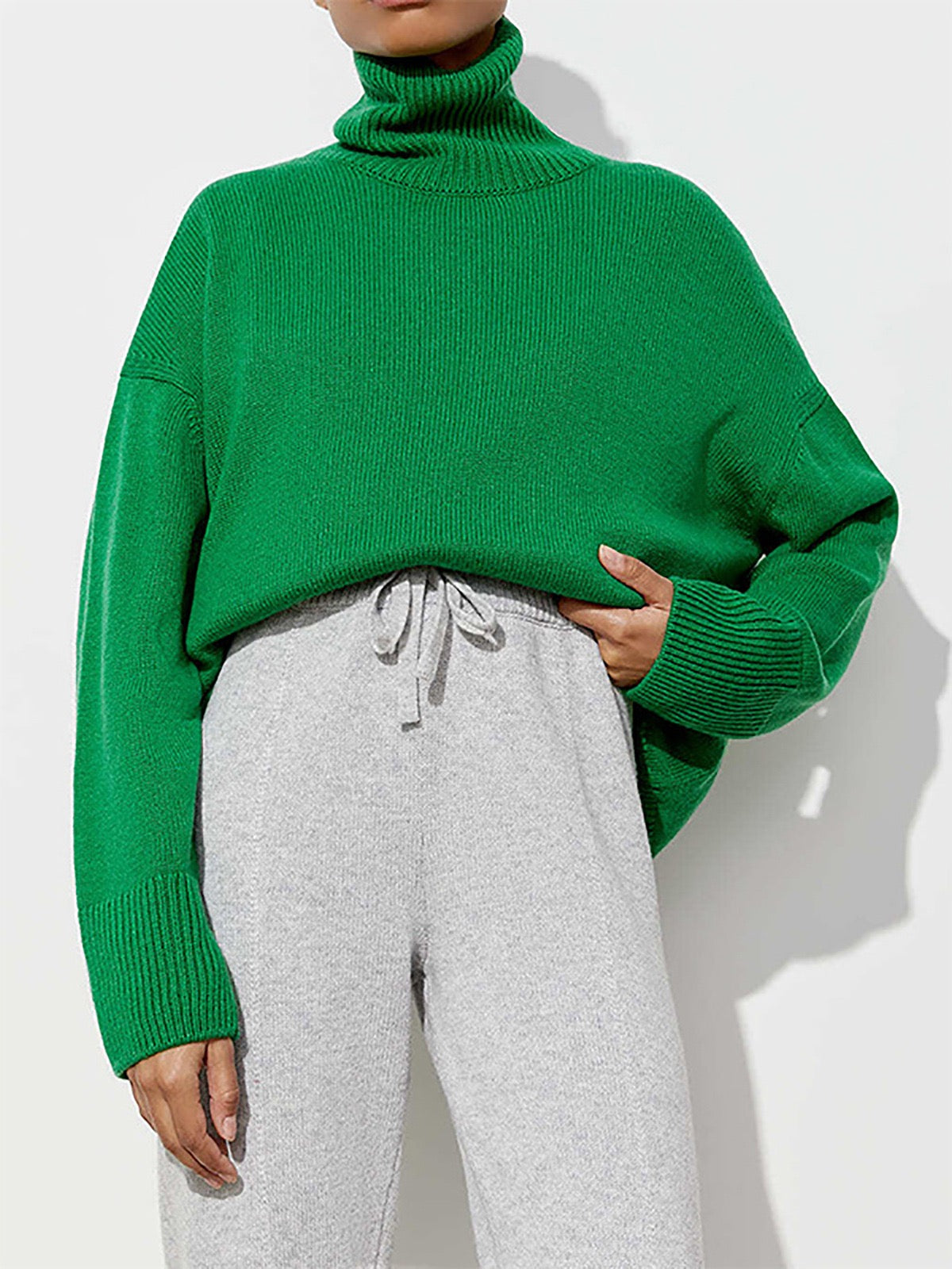 Elegancki i wygodny sweter z wysokim kołnierzem, dostępny w różnych kolorach