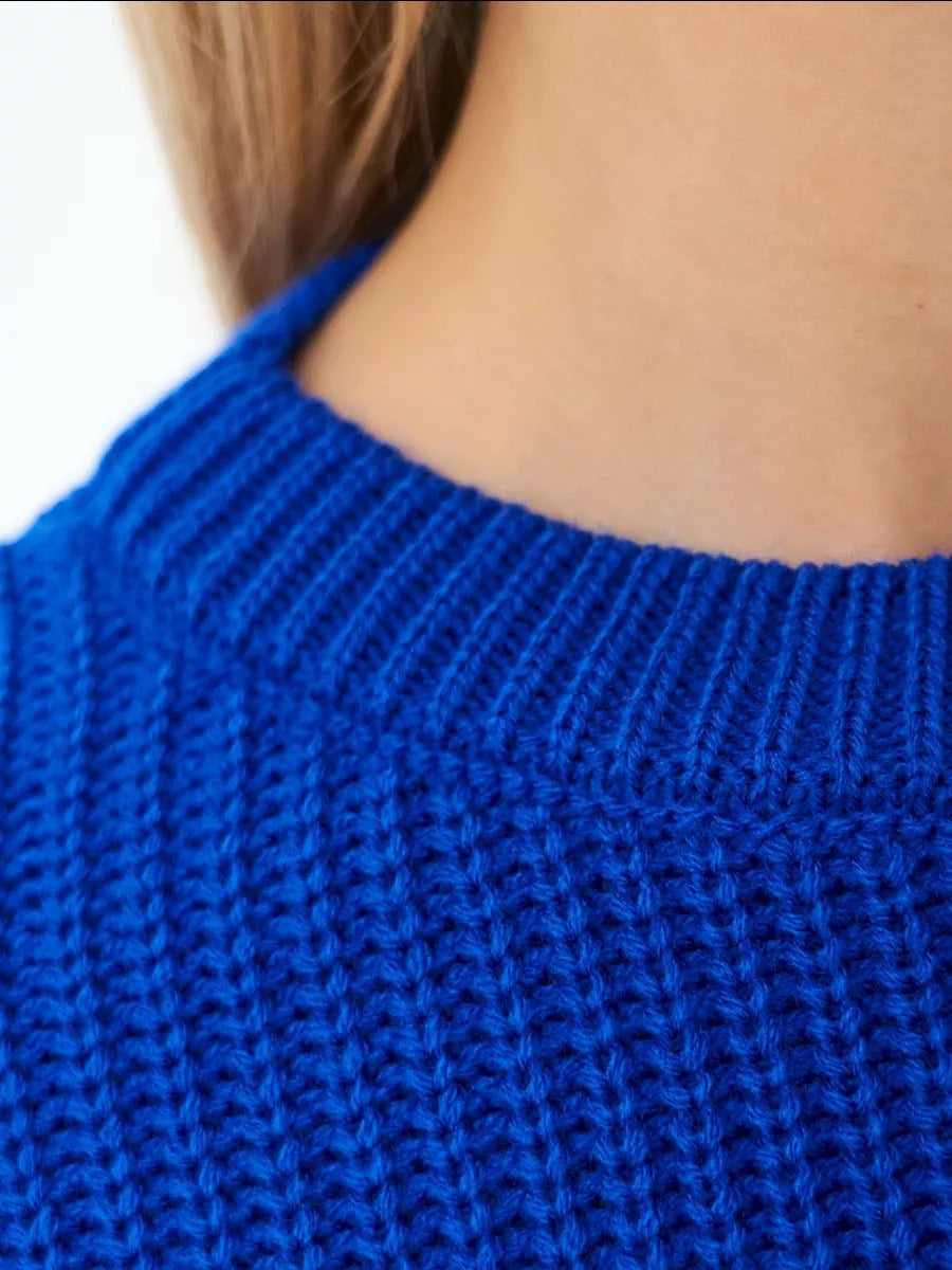 Elegancki i wygodny sweter z okrągłym dekoltem w jednolitym kolorze, miękki w dotyku