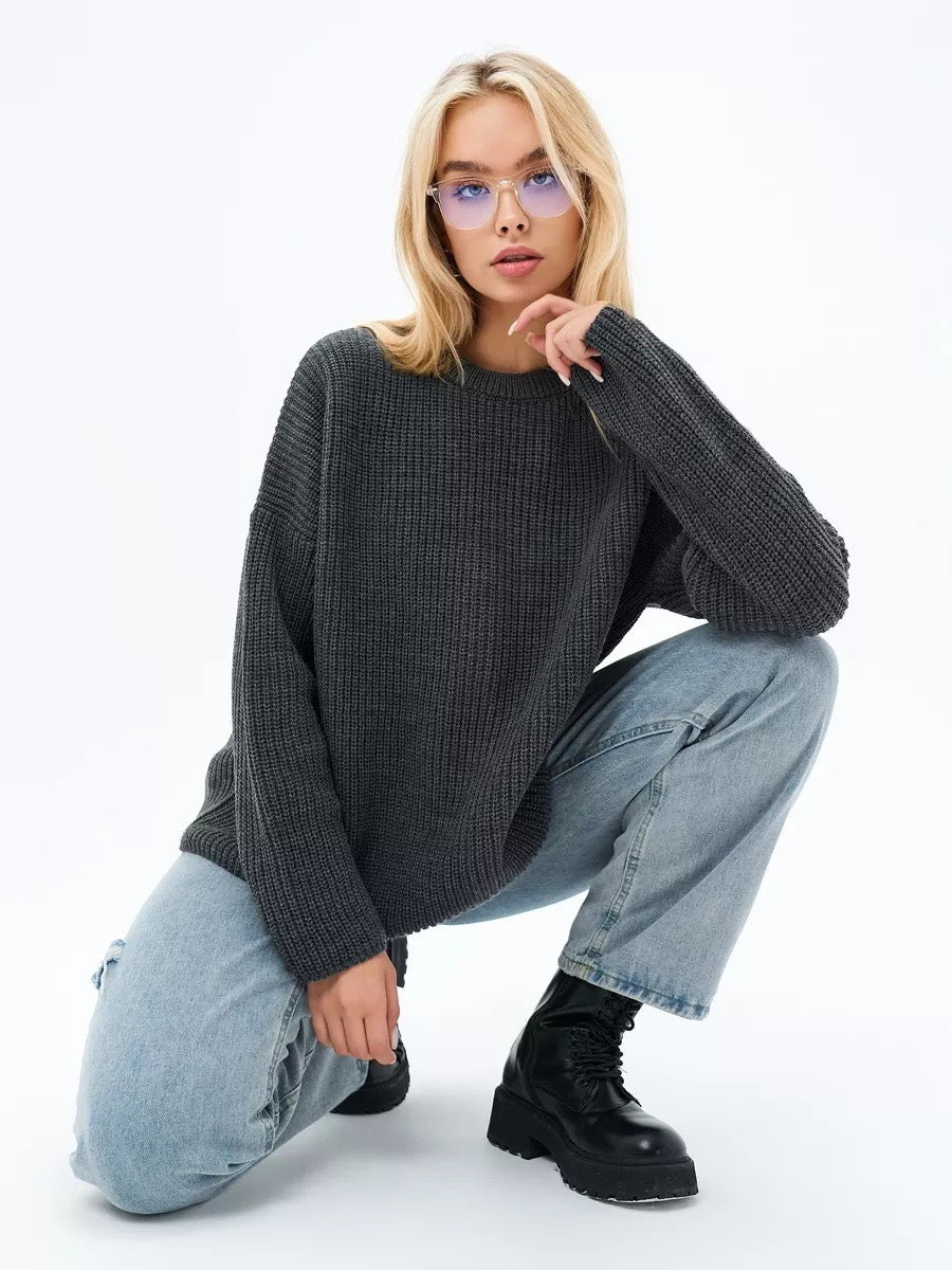 Elegancki i wygodny sweter z okrągłym dekoltem w jednolitym kolorze, miękki w dotyku