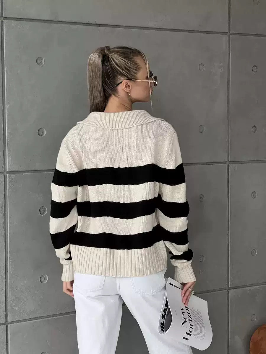 Elegancki i wygodny czarny sweter w poziome paski z dużymi klapami
