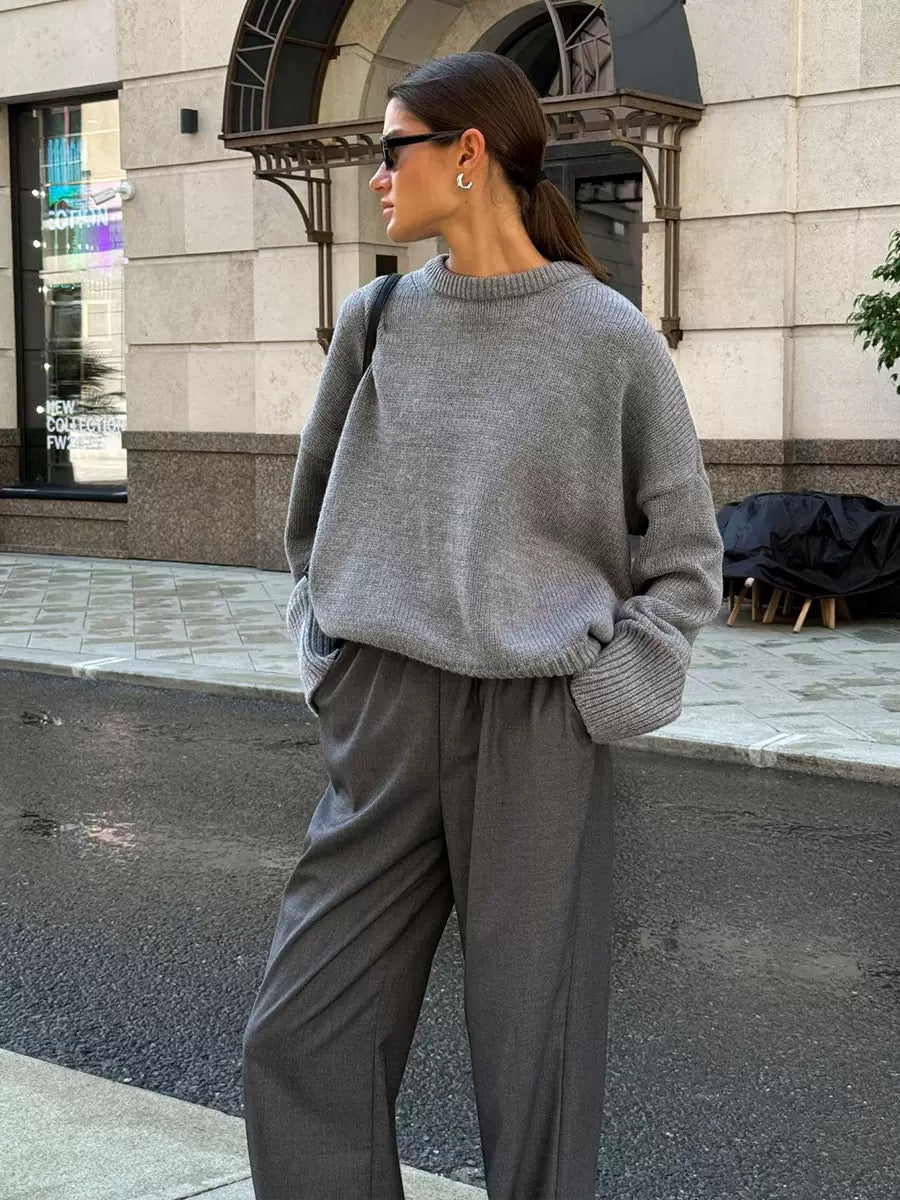 Elegancki i wygodny sweter z okrągłym dekoltem, luźnym krojem, dostępny w różnych kolorach