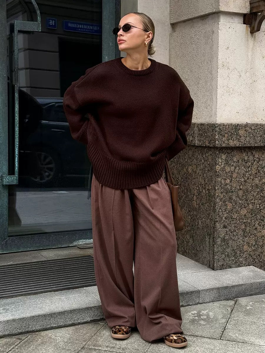 Elegancki i wygodny sweter z okrągłym dekoltem, luźnym krojem, dostępny w różnych kolorach