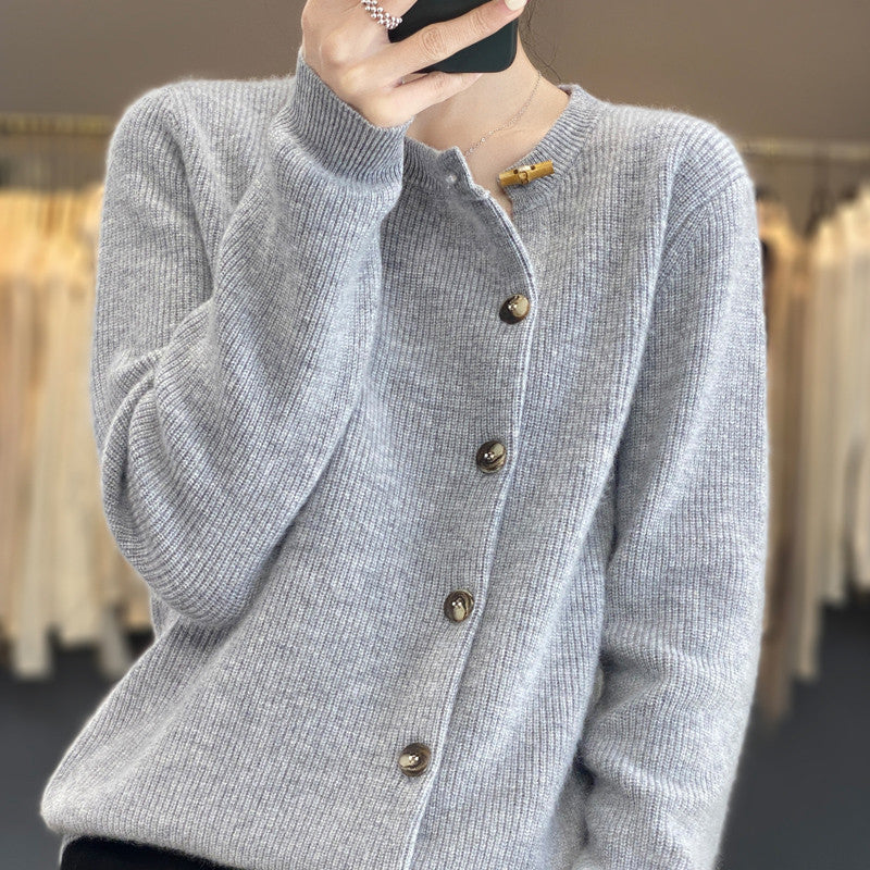 Elegancki i wygodny sweter z okrągłym dekoltem i nieregularnymi guzikami