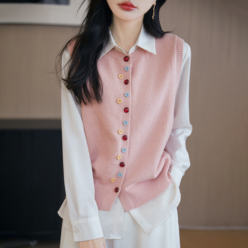 Elegancki i wygodny sweter bez rękawów z wielokolorowymi guzikami