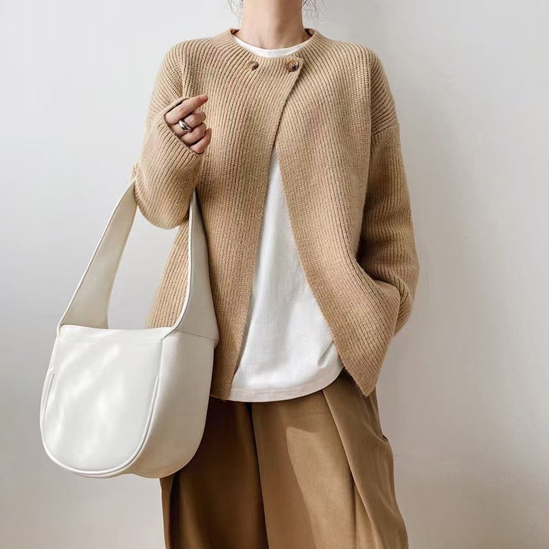 Elegancki, ocieplany sweter poncho w jednolitym kolorze, zapinany na guziki