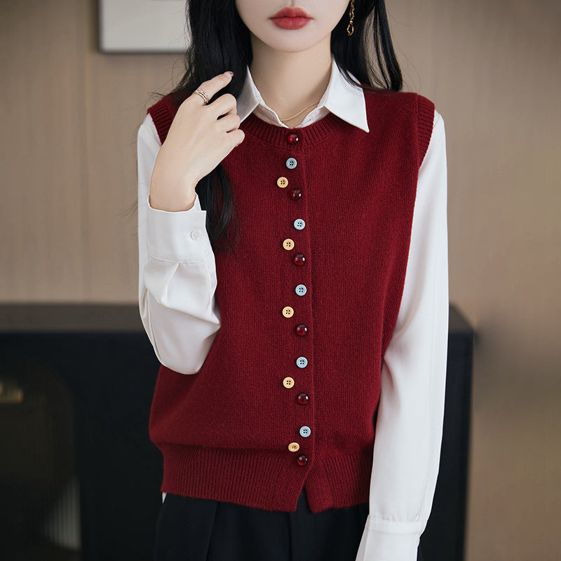 Elegancki i wygodny sweter bez rękawów z wielokolorowymi guzikami