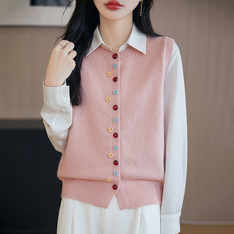 Elegancki i wygodny sweter bez rękawów z wielokolorowymi guzikami