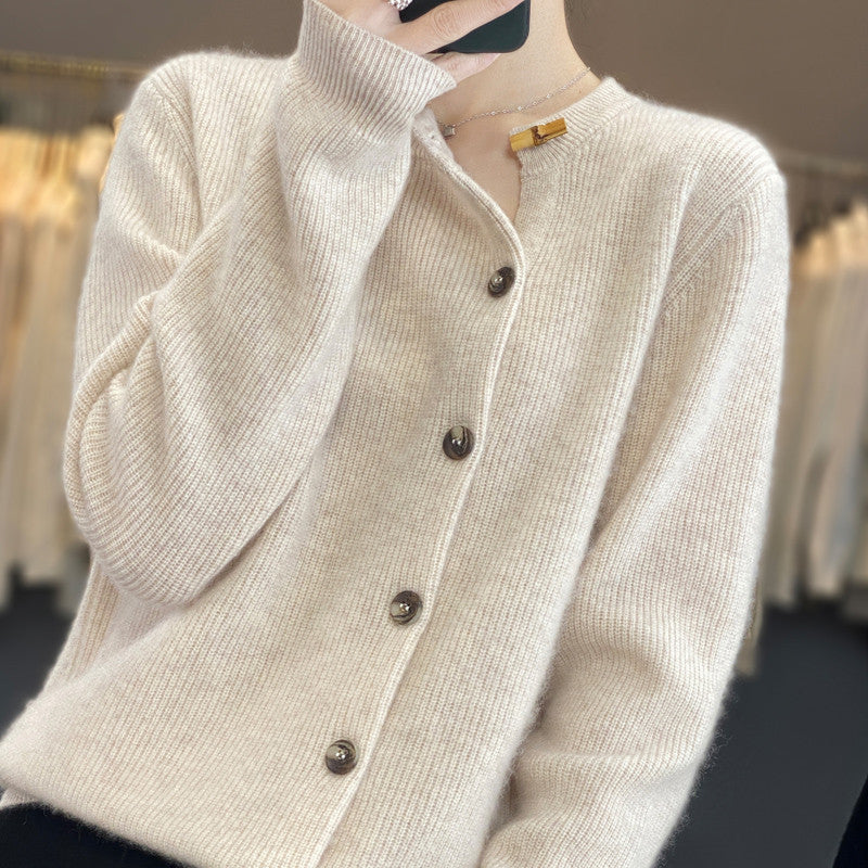 Elegancki i wygodny sweter z okrągłym dekoltem i nieregularnymi guzikami