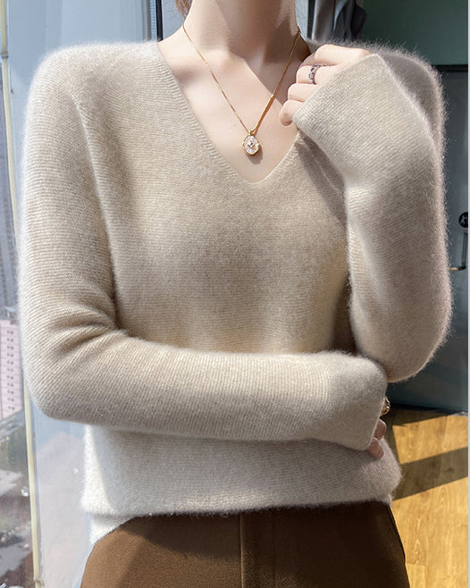 Elegancki i wygodny sweter w jednolitym kolorze z dekoltem w serek, miękki w dotyku, tkany ręcznie; ciepły i wygodny.