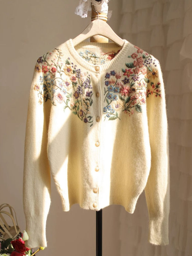 Elegancki i wygodny, beżowy sweter kardigan w stylu retro z haftowanym wzorem kwiatowym