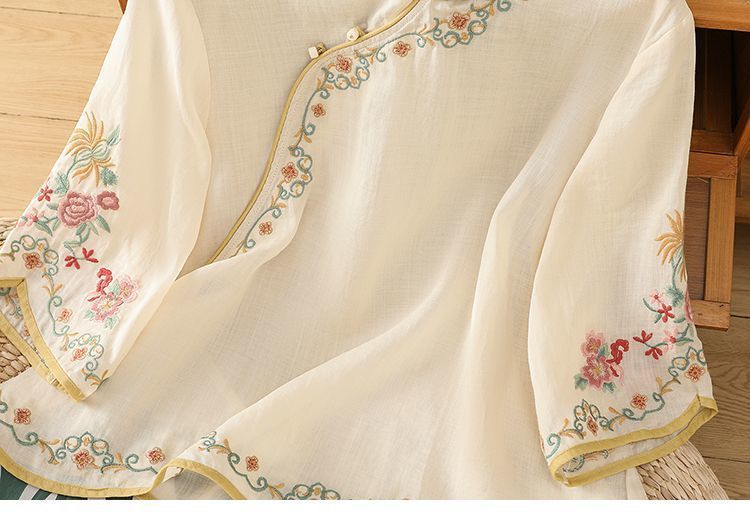 Koszula z bawełny i lnu w jednolitym kolorze, z rękawami średniej długości, kołnierzykiem zapinanym na guziki i delikatnym haftem