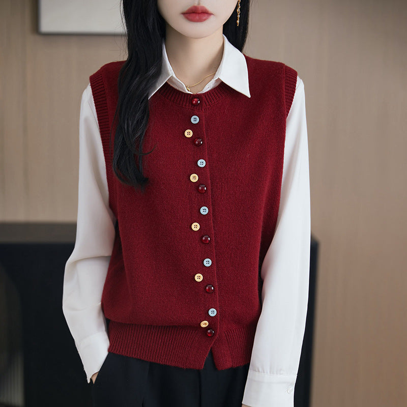 Elegancki i wygodny sweter bez rękawów z wielokolorowymi guzikami