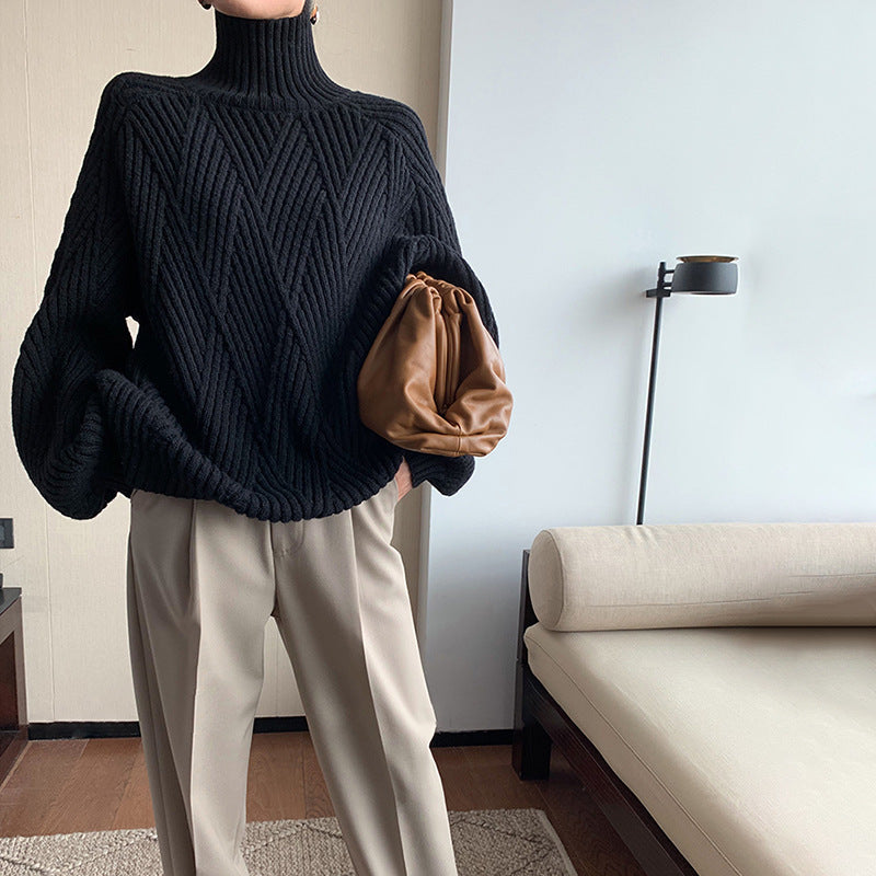 Elegancki i luźny sweter z grubym golfem w skośnym wzorze