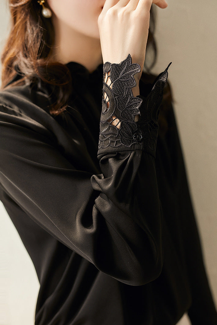 Koszula w jednolitym kolorze z kołnierzykiem z falbanką, wykonana z czystej bawełny, z wycięciami w kształcie kwiatów na mankietach.